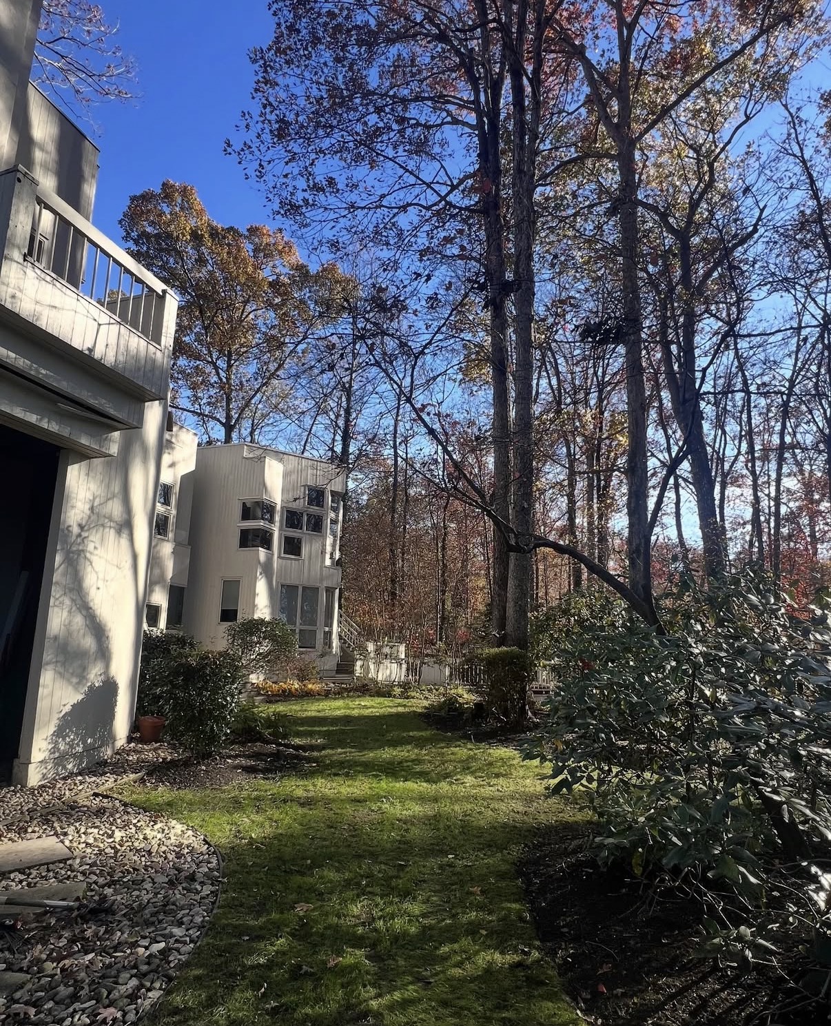 Landscape beds and lawn cleaned up after fall leaf removal